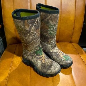 Magellan outdoors youth size 4 waterproof boots